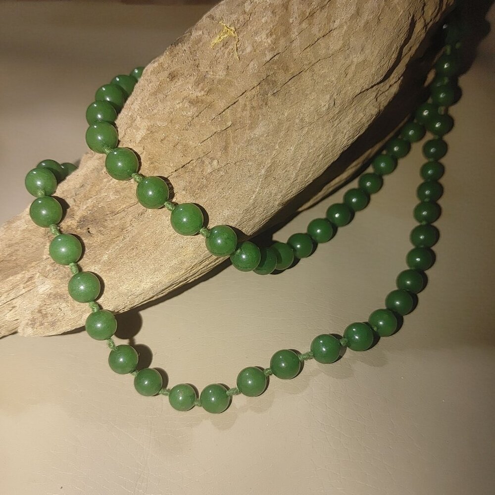 Green Glass Stone Beaded 8mm Necklace 36 Long 8mm Beads 61.25 grams 86 count Kno